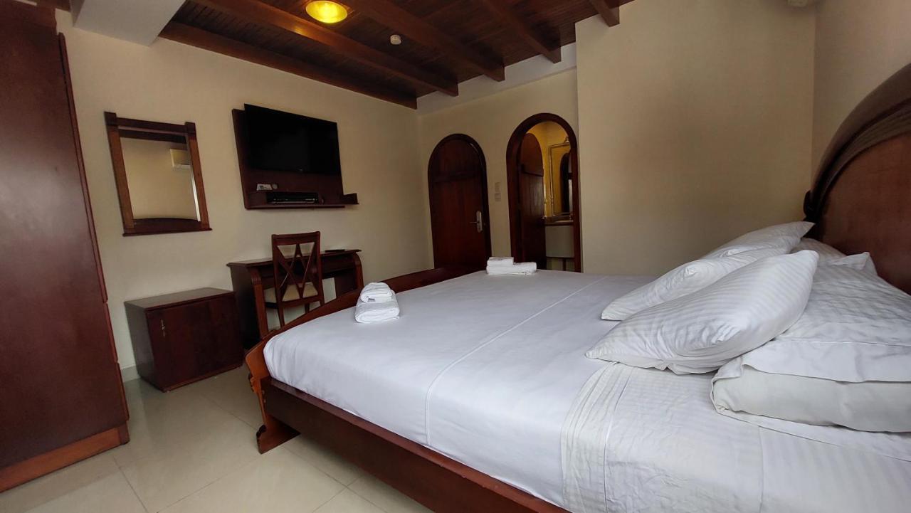 Hotel Voyager Манта Екстериор снимка