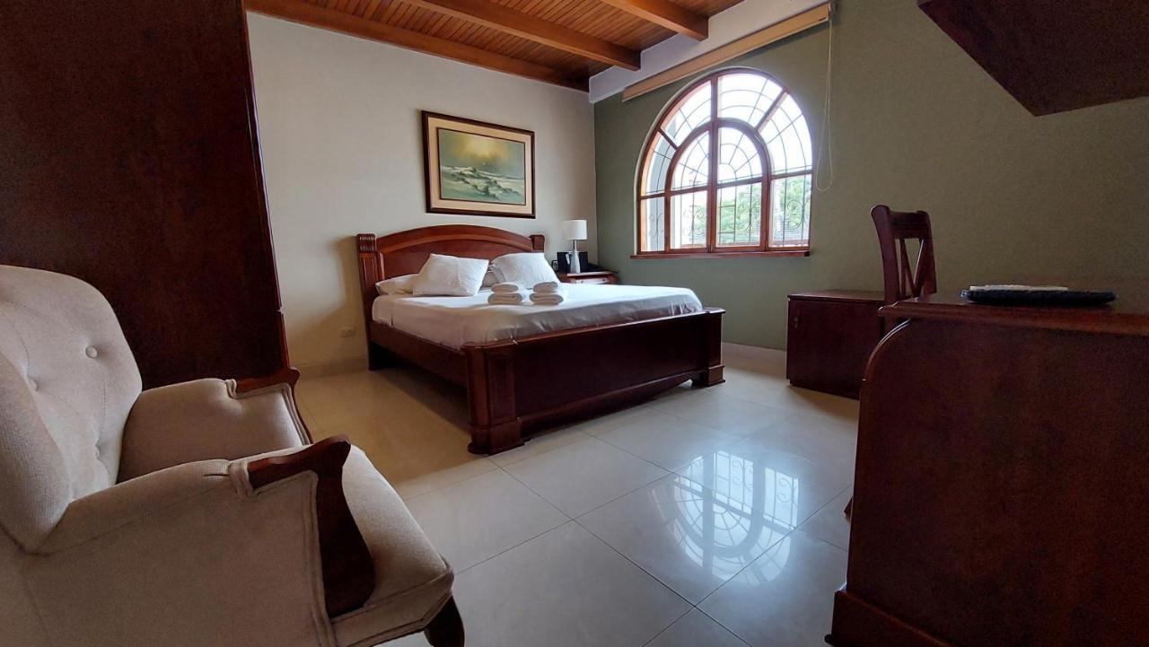 Hotel Voyager Манта Екстериор снимка