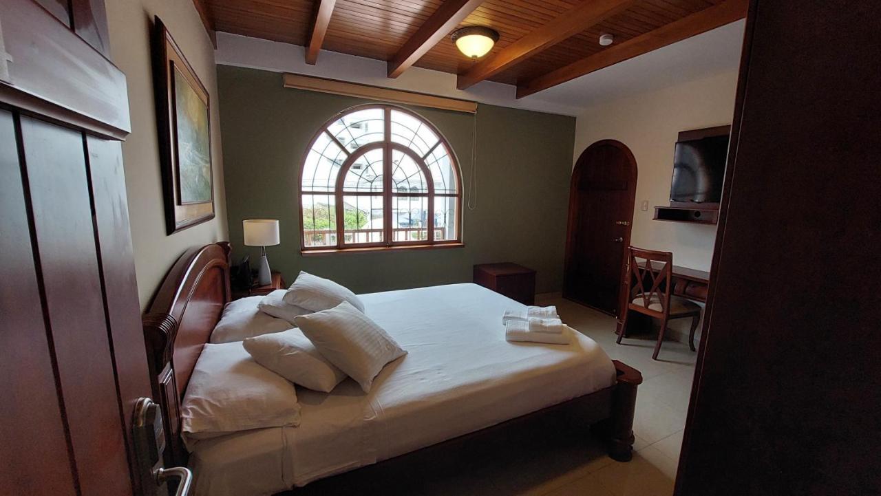 Hotel Voyager Манта Екстериор снимка