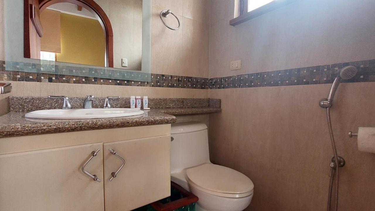 Hotel Voyager Манта Екстериор снимка