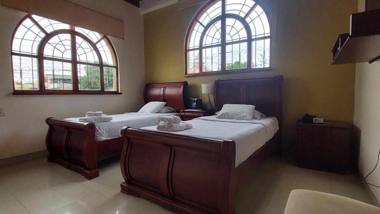 Hotel Voyager Манта Екстериор снимка