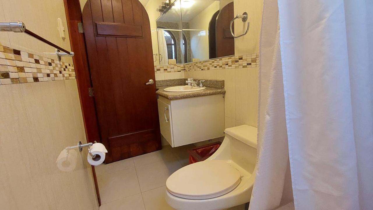 Hotel Voyager Манта Екстериор снимка