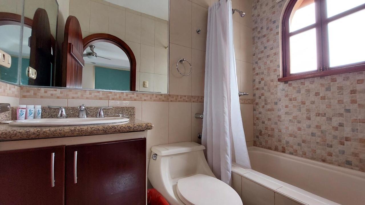 Hotel Voyager Манта Екстериор снимка